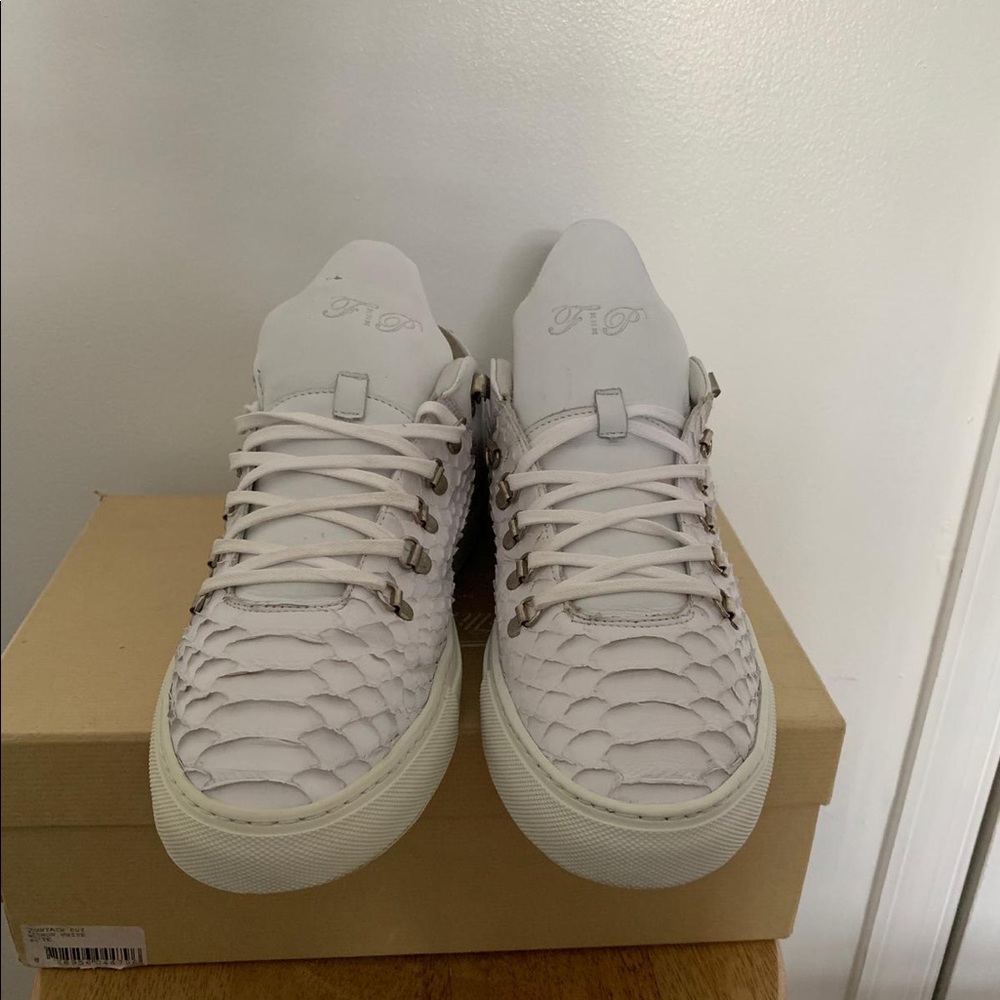 White snake skin low top sneaker.